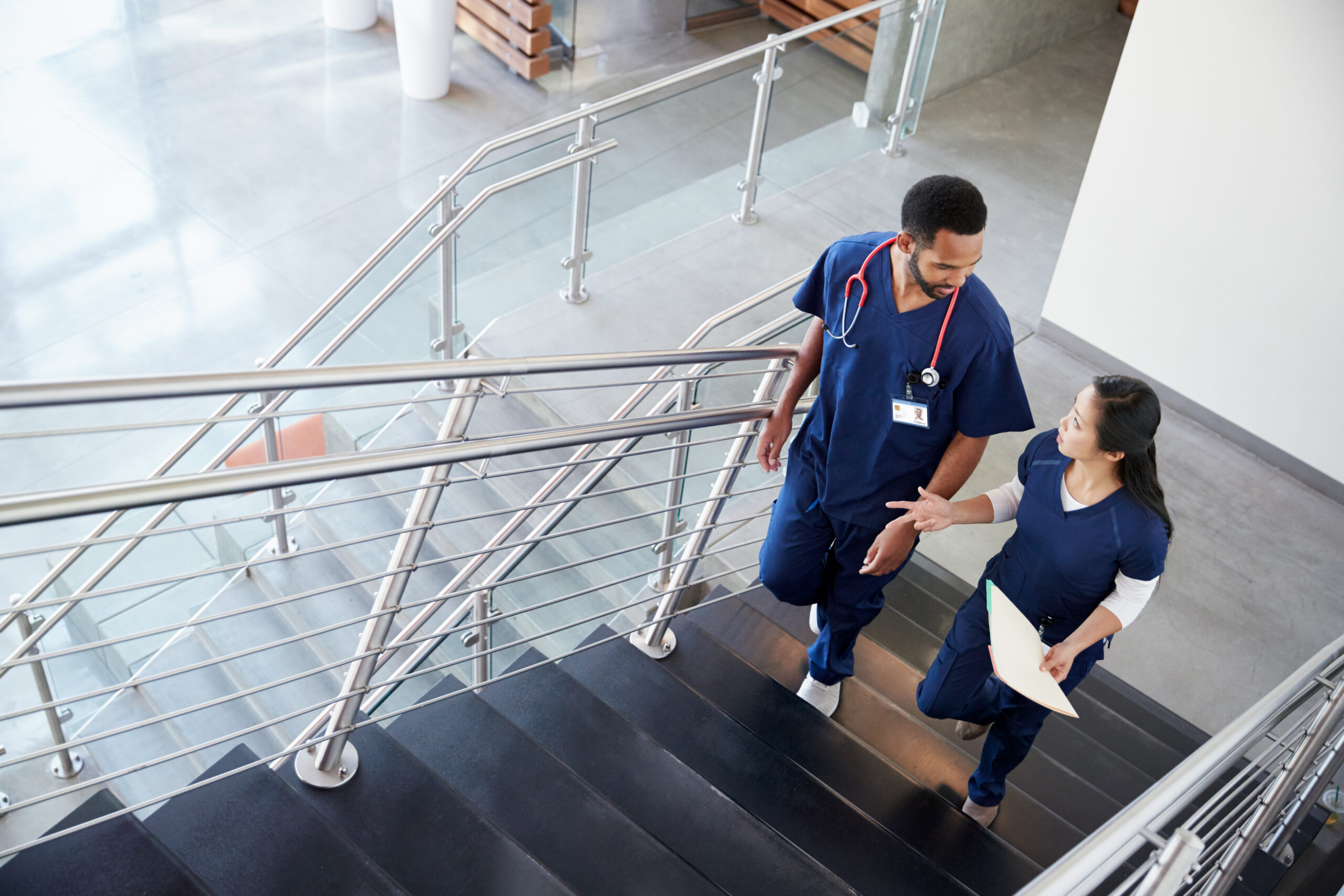 Healthcare colleagues discussing information in a hospital.